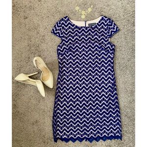 Jessica Howard
Scalloped-Hem Lace Shift Dress